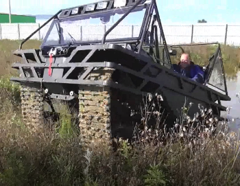 Hybrid amphibious transporter overcoming water obstacles